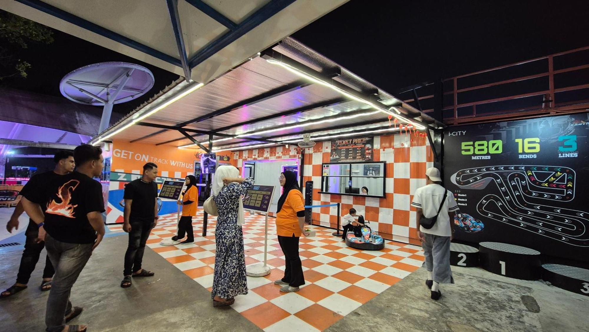 I-City Free Wifi 55Inch Smarttv Car Park Fit 5Pax 莎阿南 外观 照片